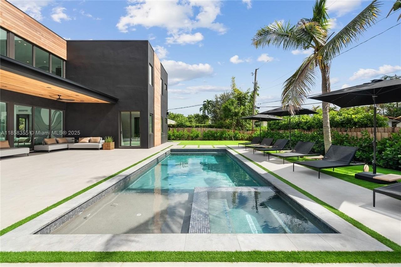 1960 Ne 197th Ter - Photo 7 of 50