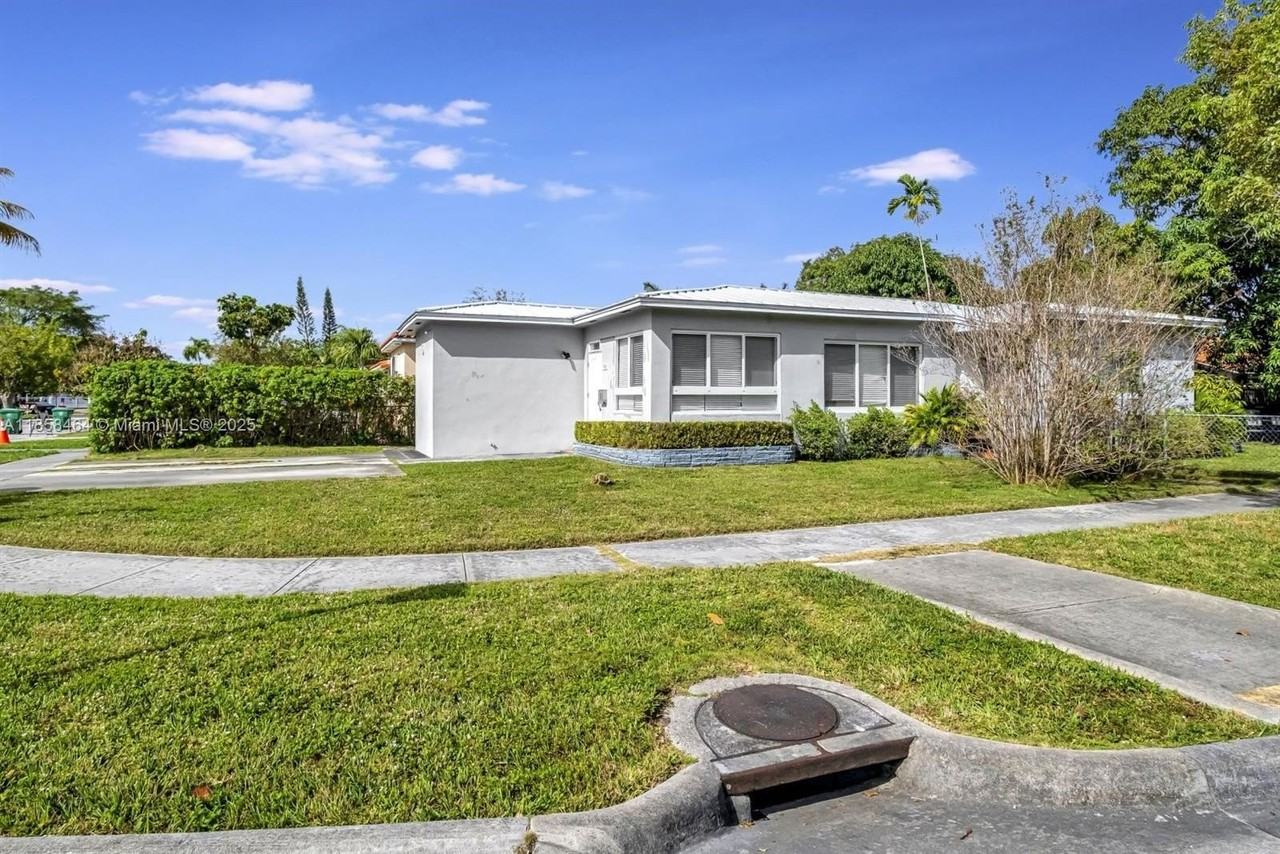 901 Sw 24th Rd - Photo 2 of 15