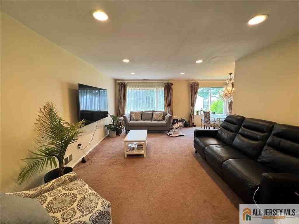 15 Jeffrey Cir - Photo 4 of 25