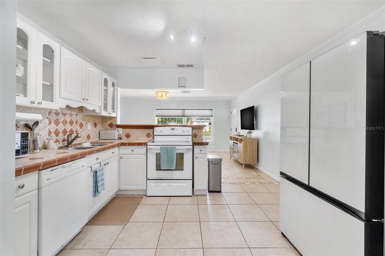 6841 13th St N - Photo 5 of 26