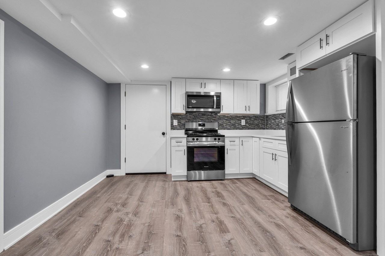 2424 West Hollywood Avenue #3 - Photo 4 of 20