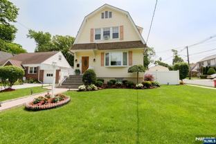 890 Summit Ave - Photo 1 of 1