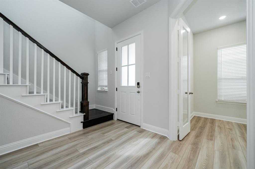 7009 Sunset Blvd - Photo 4 of 32