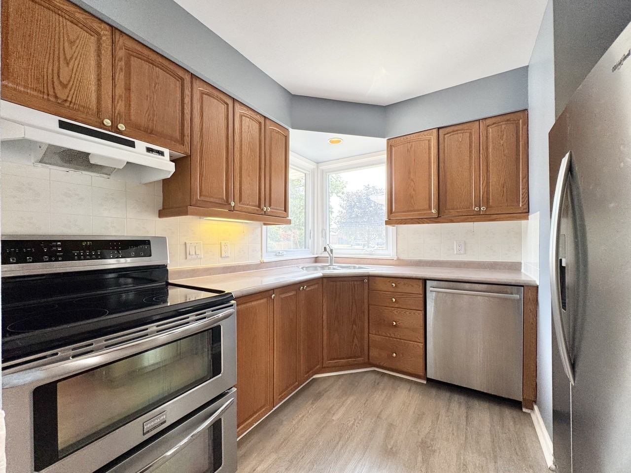 12 Fernwood Cres Uppr - Photo 2 of 16