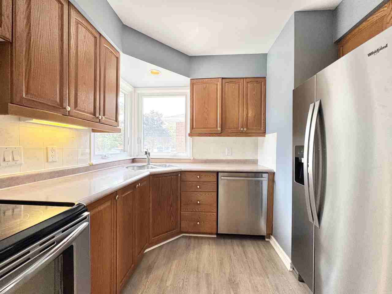 12 Fernwood Cres Uppr - Photo 3 of 16