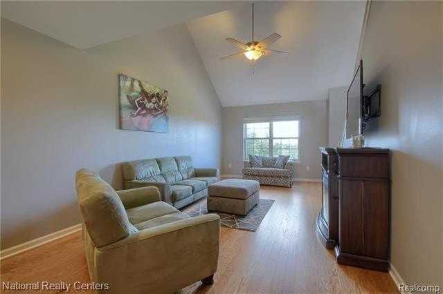 39637 Springwater Dr - Photo 4 of 24