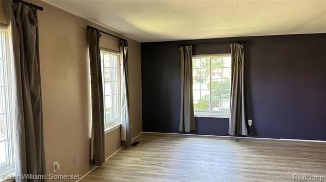 685 E Fox Hills Dr - Photo 2 of 29