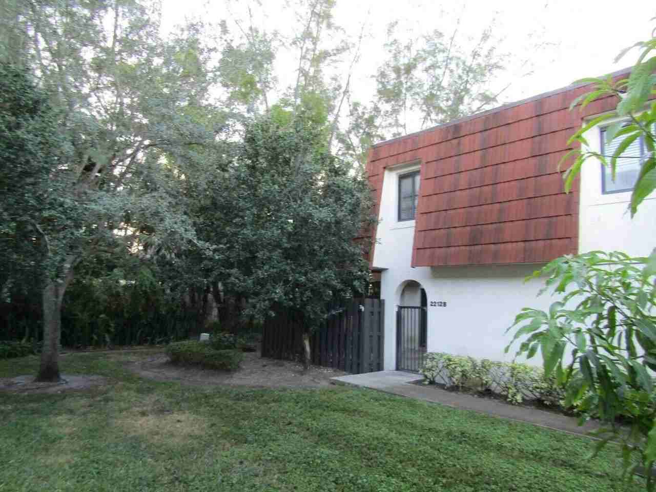 2212 White Pine Cir #B - Photo 2 of 9