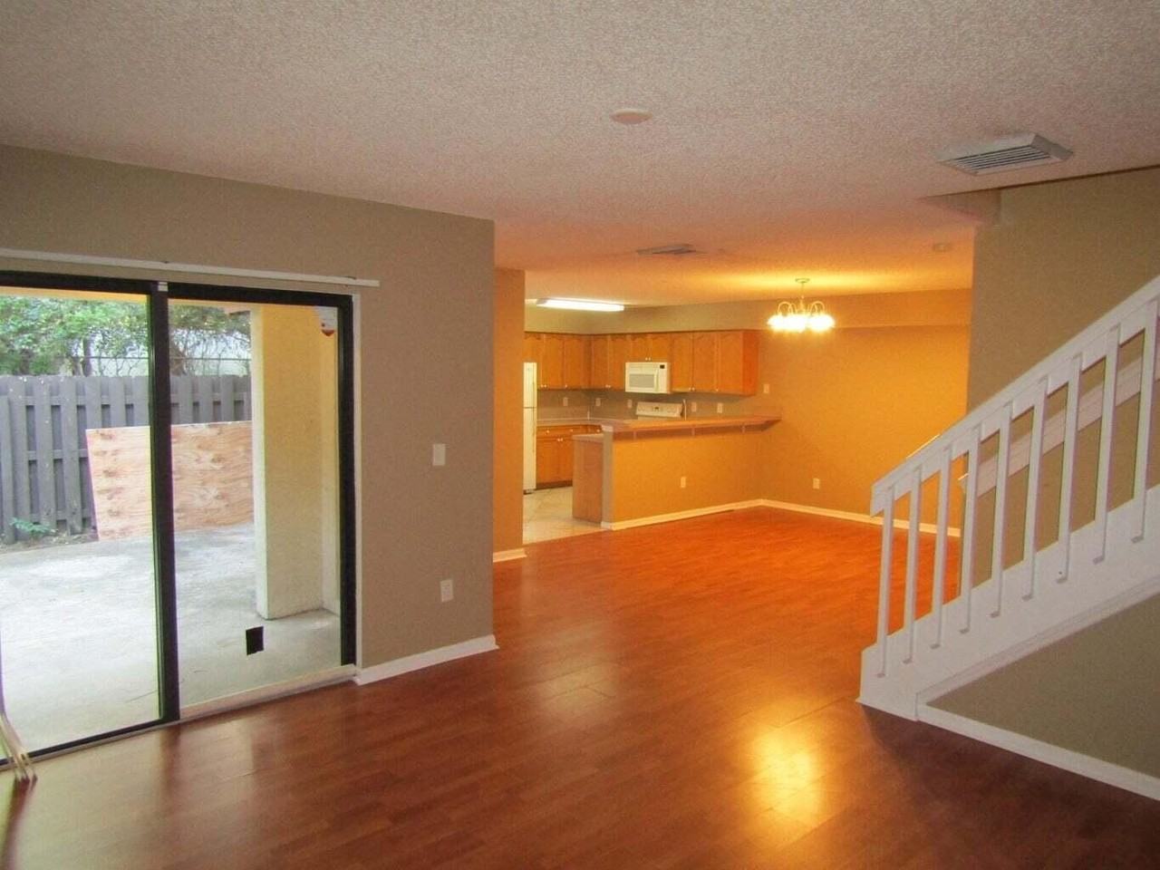 2212 White Pine Cir #B - Photo 3 of 9