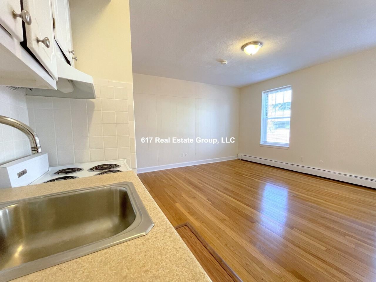 172 N Beacon St - Photo 6 of 12