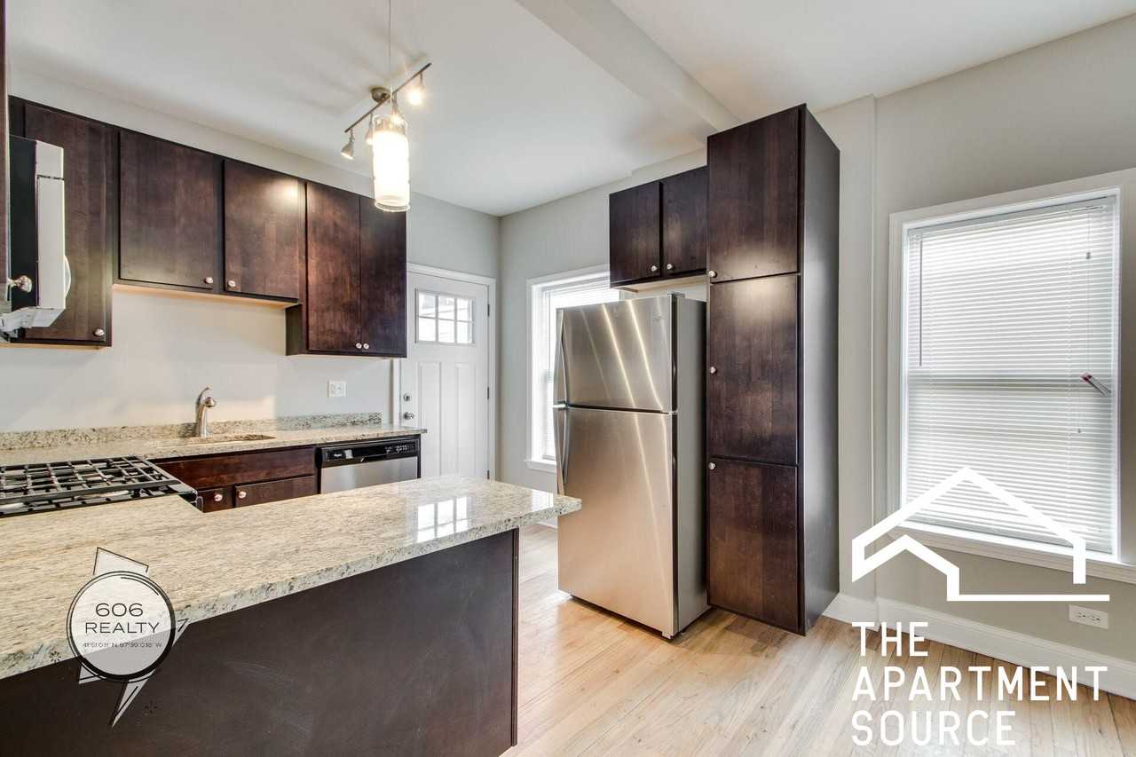 836 E 53rd St #2N - Photo 2 of 11