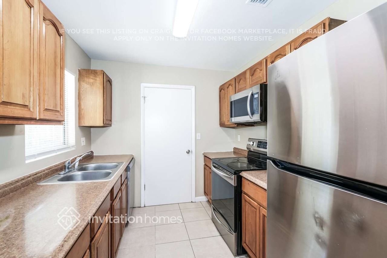 703 Leisure Ave - Photo 5 of 17