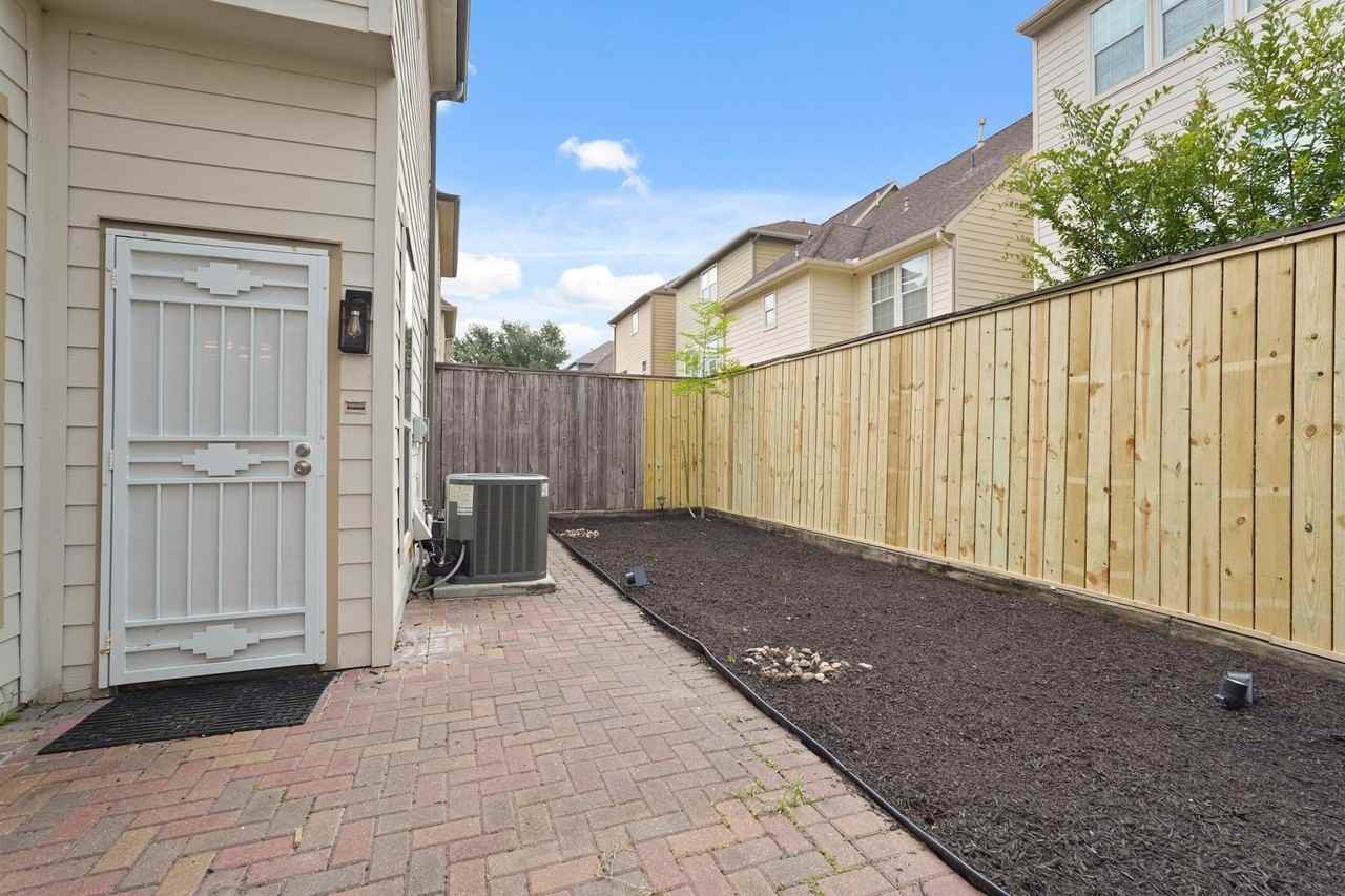 2615 Cheshire Oaks Dr - Photo 2 of 23