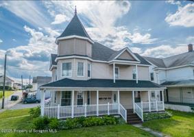 featured image of 452 W 8th St