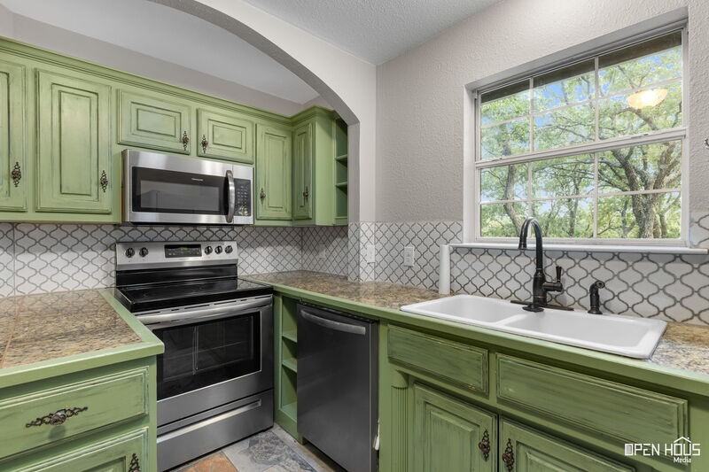 126 Country Club Dr - Photo 3 of 28