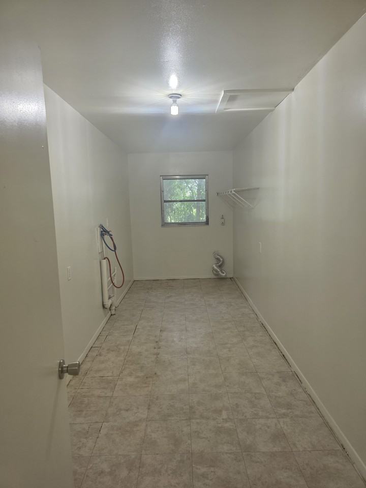 3144 Se 6th St - Photo 4 of 13