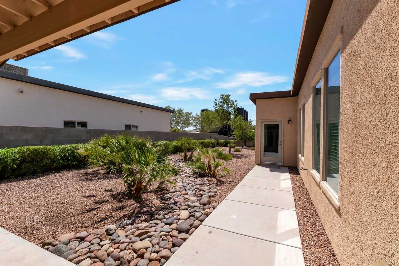 922 S Fremont Ave - Photo 2 of 25