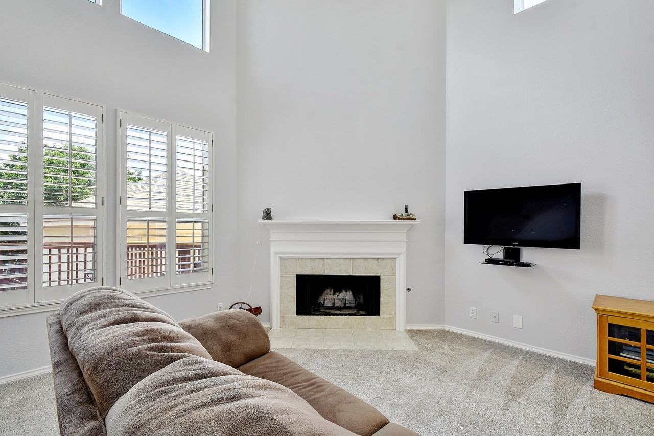 21715 Prospect Hl - Photo 3 of 31