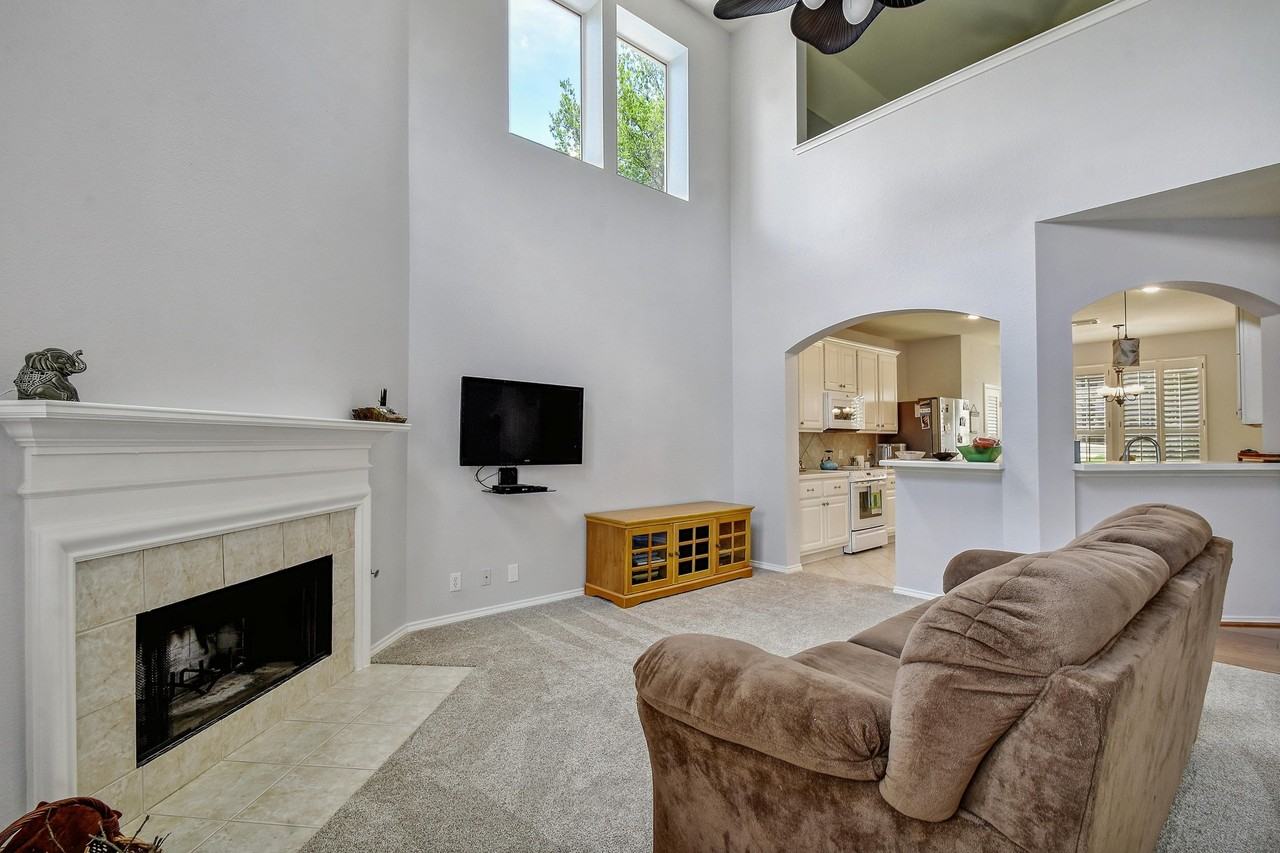 21715 Prospect Hl - Photo 4 of 31