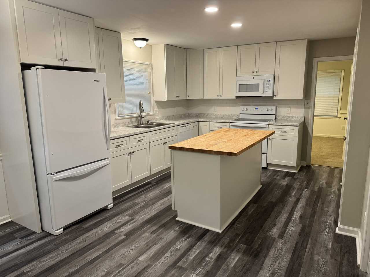 4007 Yadkin Dr - Photo 3 of 12