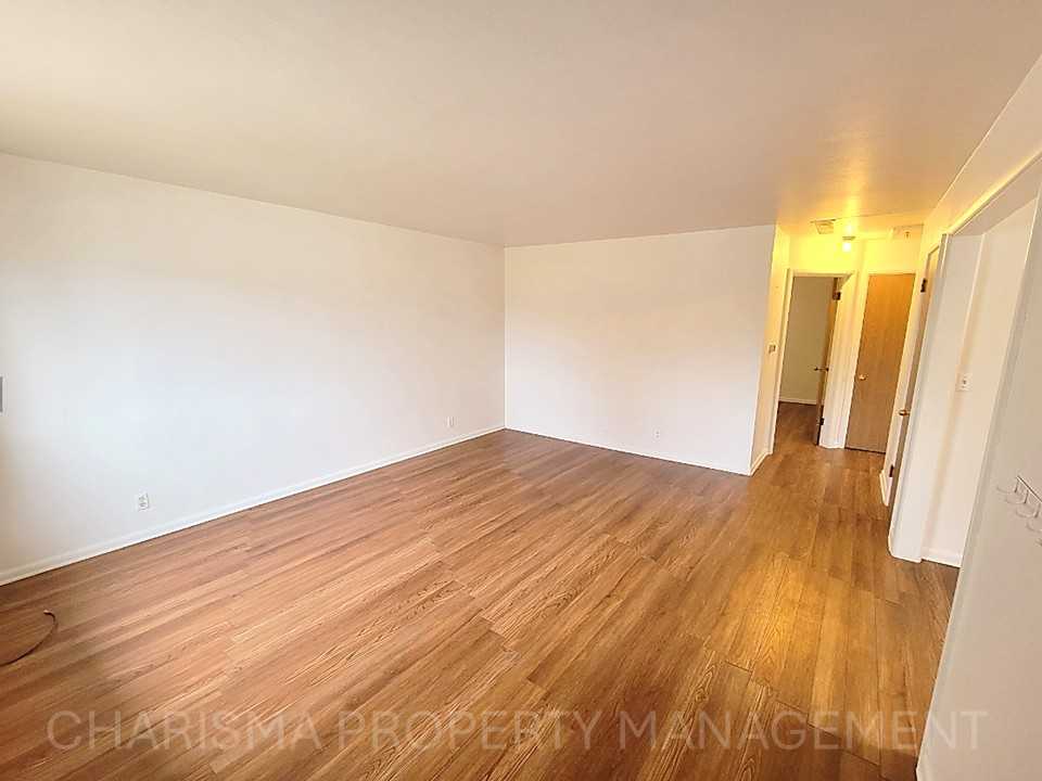 N Bahnson Ave #1106 - Photo 4 of 26