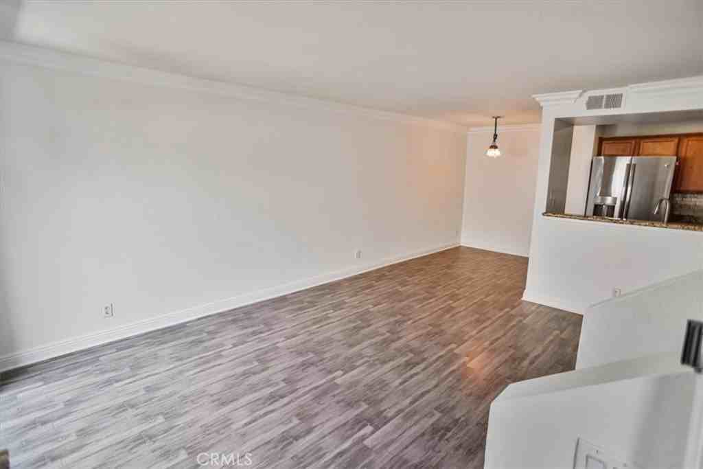 355 N Maple St - Photo 2 of 7