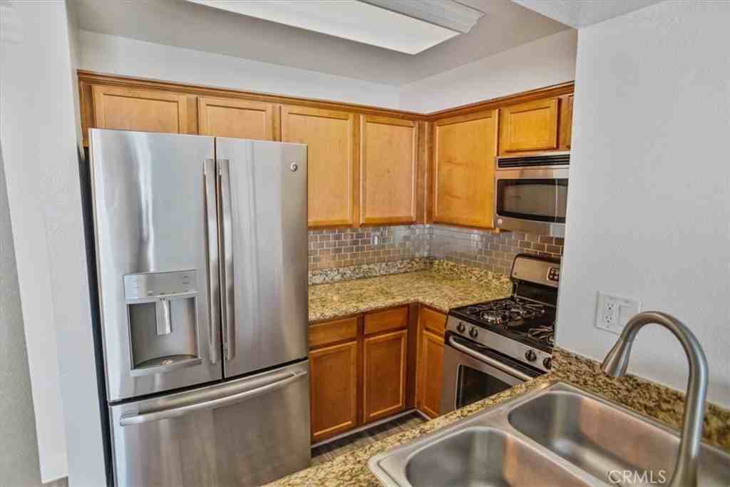 355 N Maple St - Photo 3 of 7