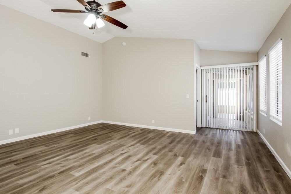 1310 N Blackstone Dr - Photo 4 of 16