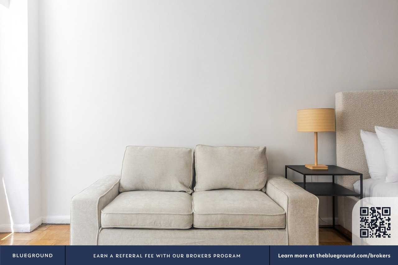 330 East 46th Street - Photo 4 of 25