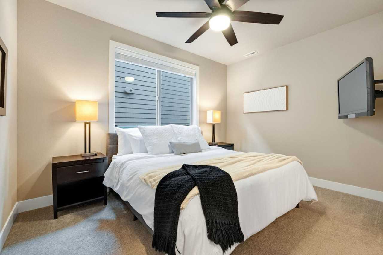 868 Chelan Ave Ne #1231233P - Photo 3 of 50