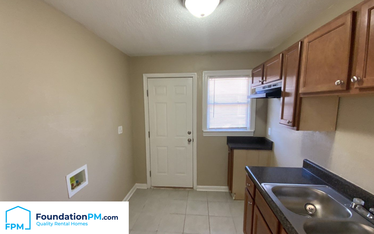 161 Eastview Dr - Photo 2 of 14