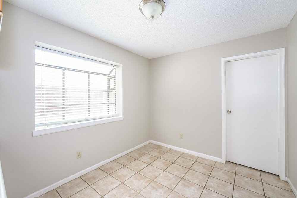 241 South Macarthur Boulevard - Photo 7 of 22