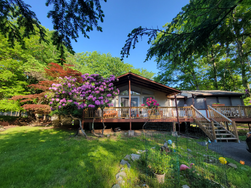 141 Roundhill Rd - Photo 2 of 11