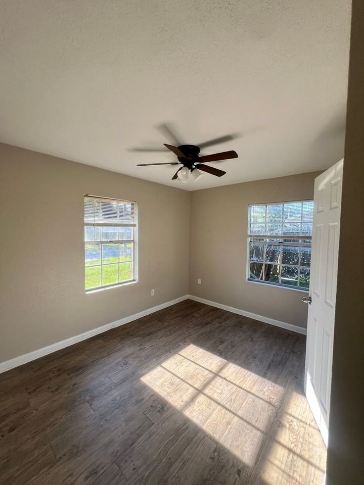 855 Third St - Photo 4 of 8