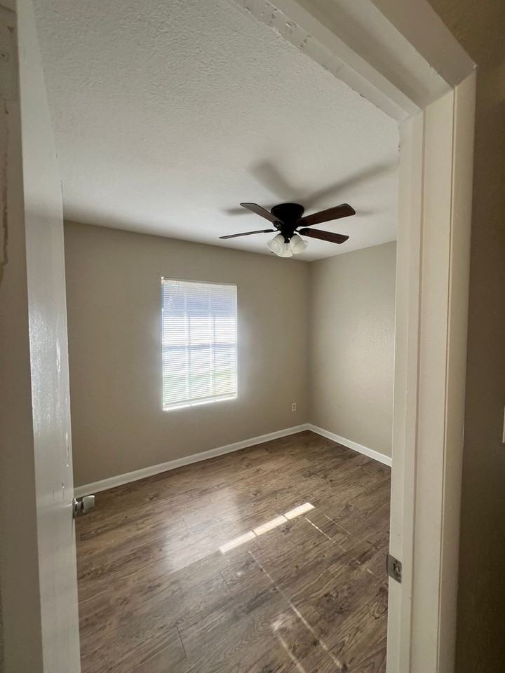 855 Third St - Photo 5 of 8