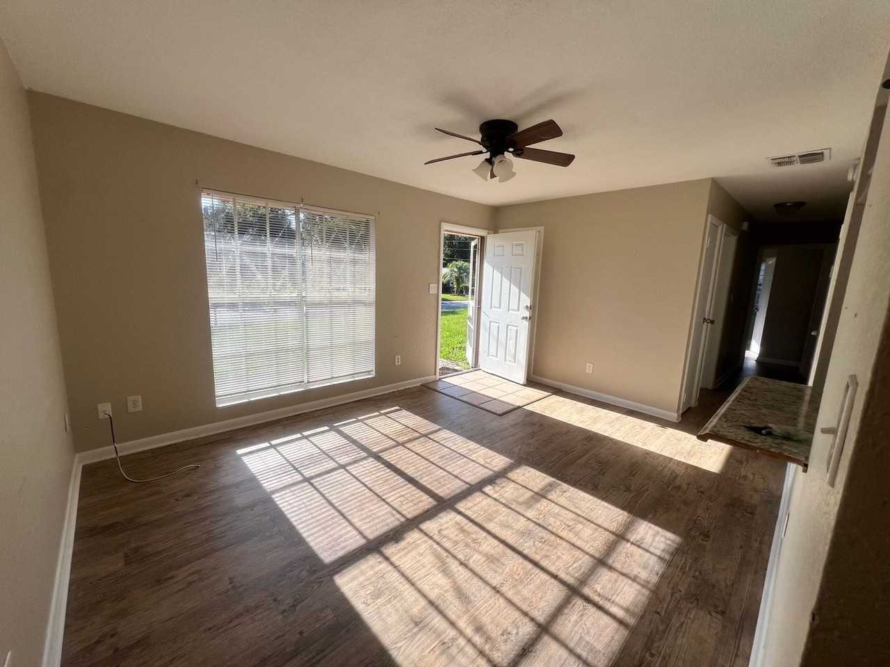 855 Third St - Photo 6 of 8