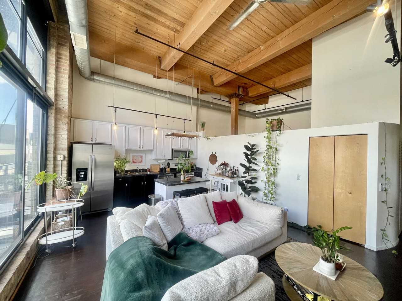 1935 N Fairfield Ave #306 - Photo 3 of 10