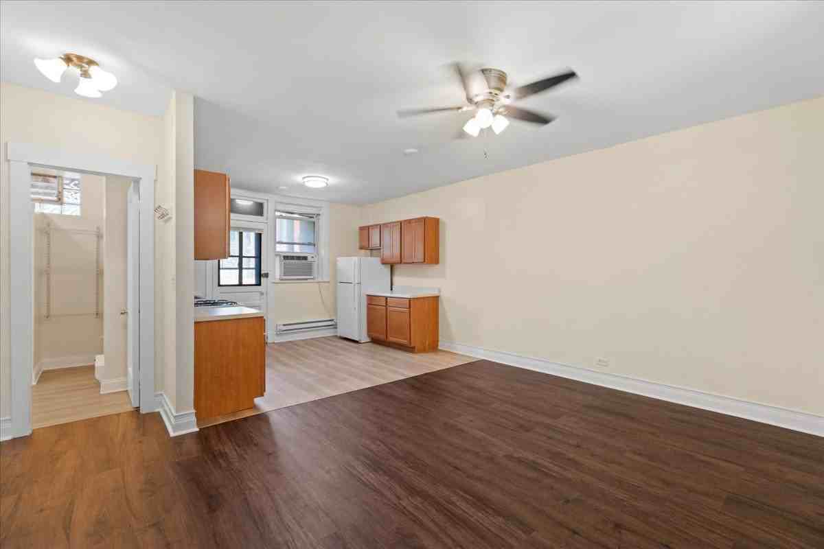 2516 N Lincoln Ave #3 - Photo 2 of 10