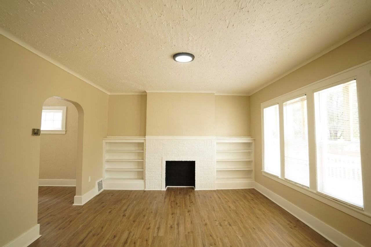 238 Philip St - Photo 2 of 8