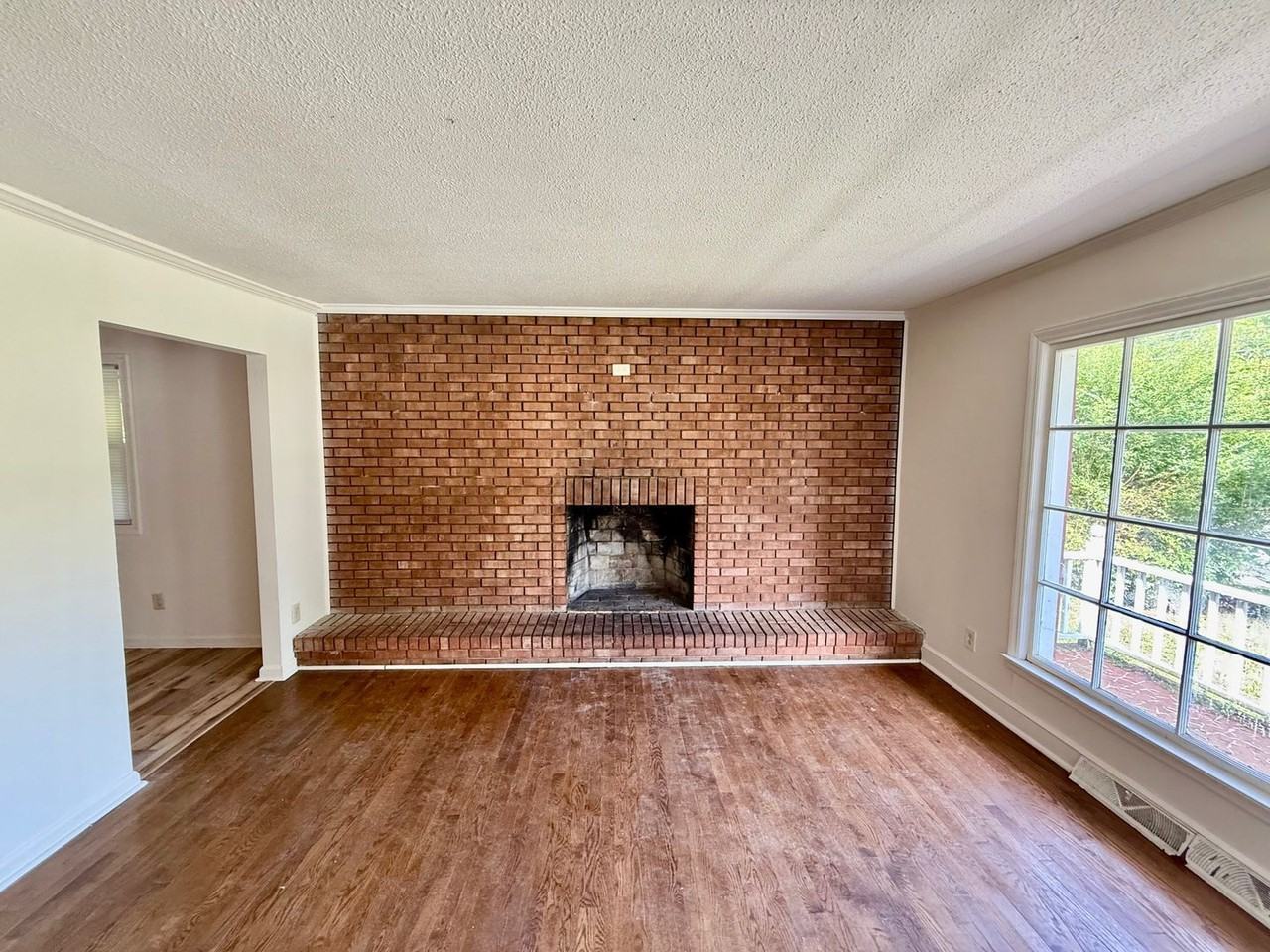 1003 Apple St - Photo 2 of 22