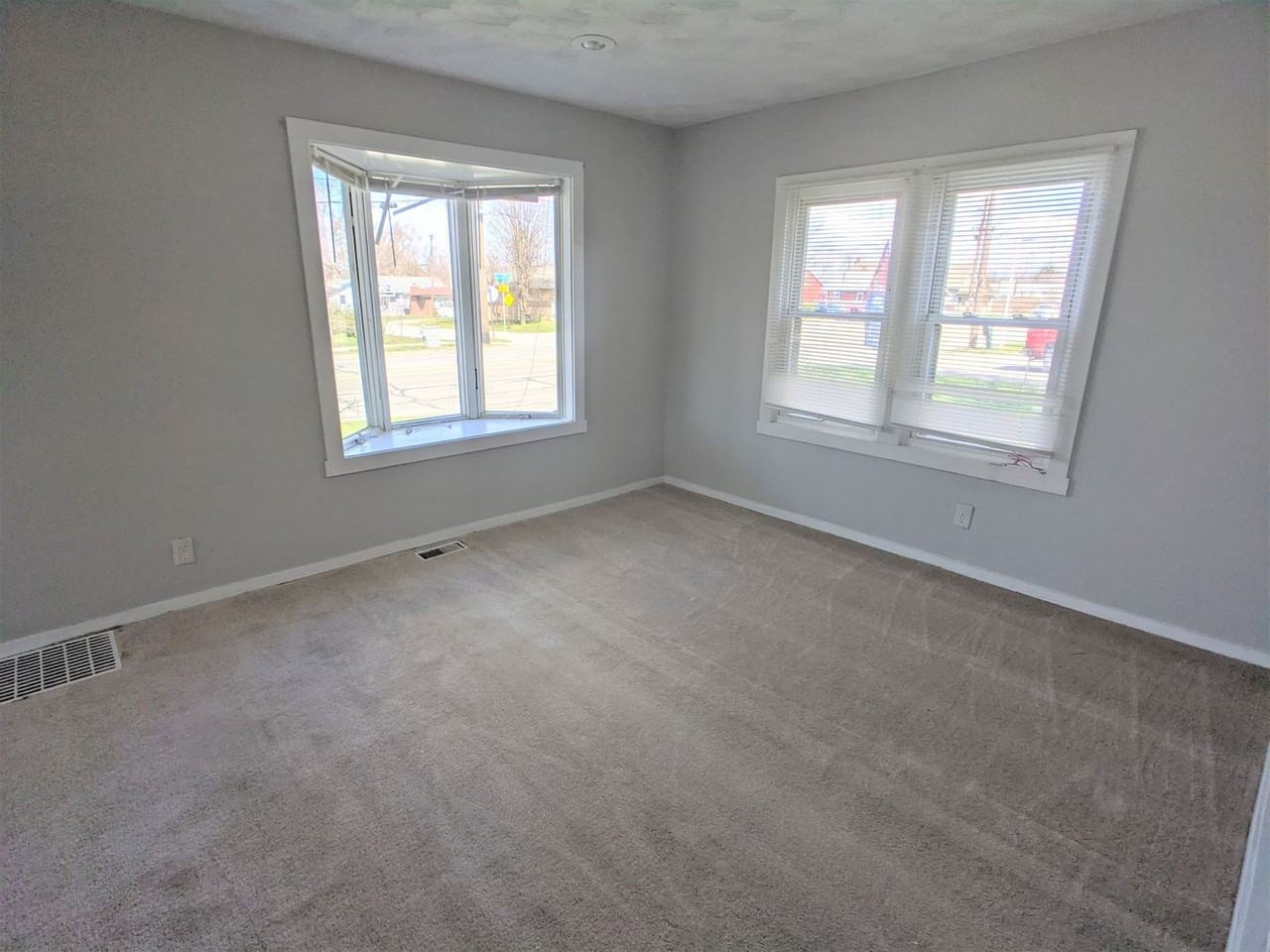 517 E Troy Ave - Photo 2 of 19