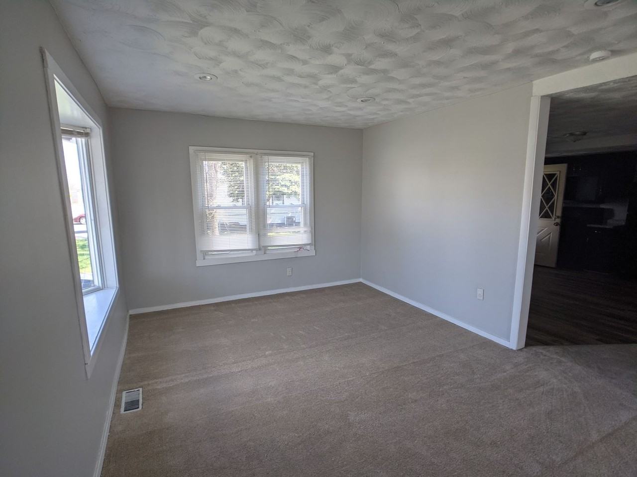 517 E Troy Ave - Photo 5 of 19