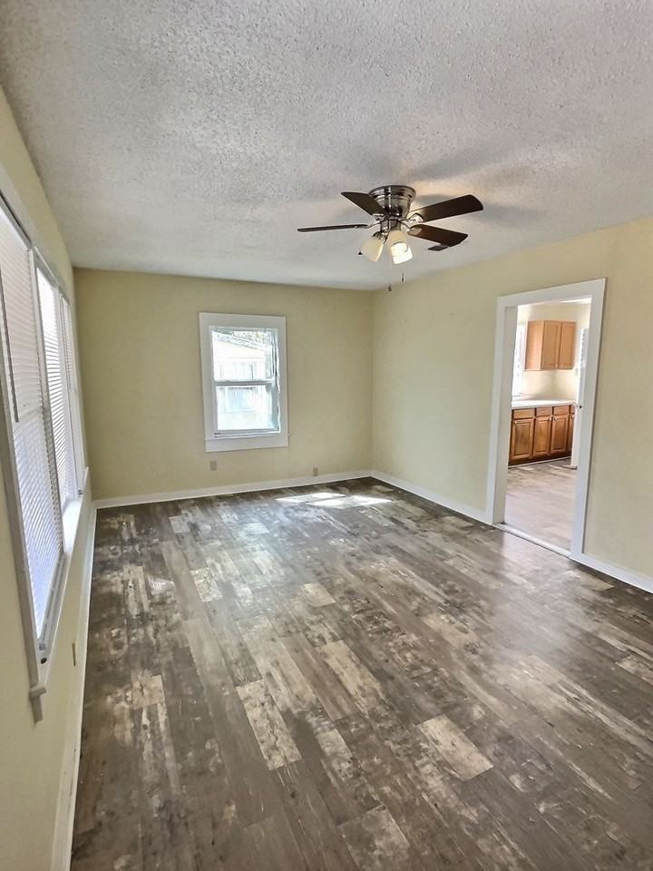 1505 Bowen Ave - Photo 4 of 15