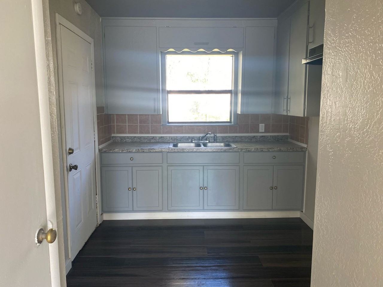 4665 N Main St - Photo 2 of 12