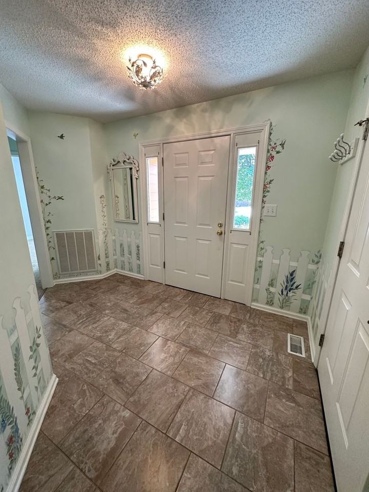 1611 Majesty Dr - Photo 2 of 25