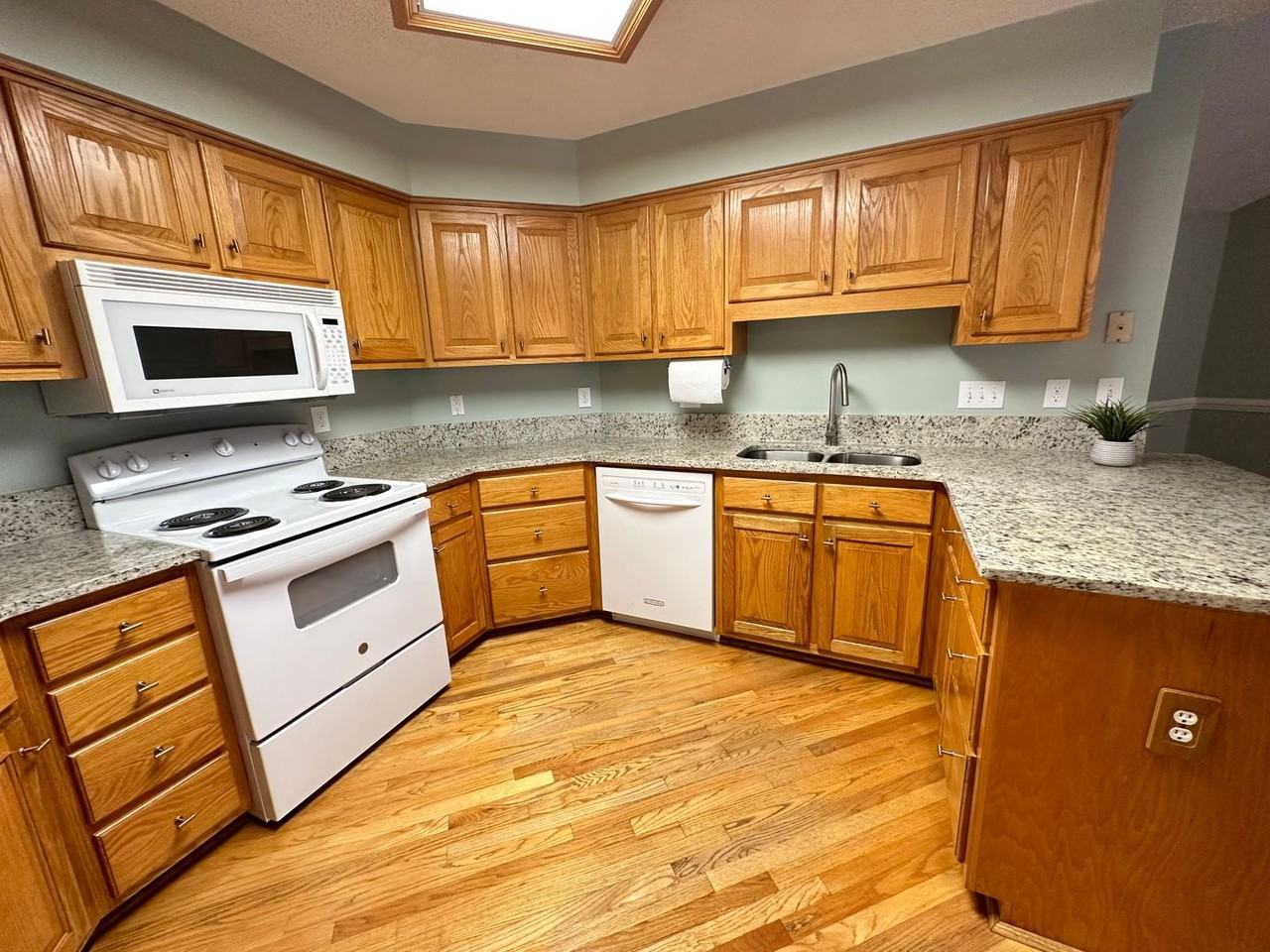 1611 Majesty Dr - Photo 7 of 25