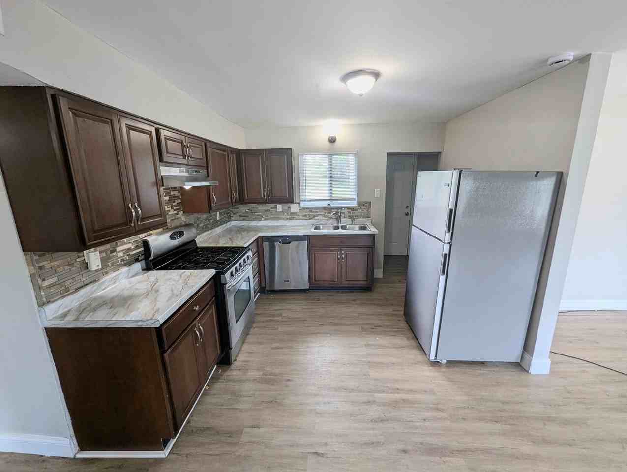 1027 Farmview Dr - Photo 2 of 18