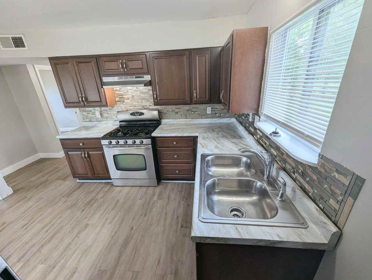 1027 Farmview Dr - Photo 3 of 18