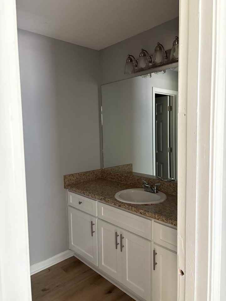 1290 Georgia Ave Se - Photo 5 of 9