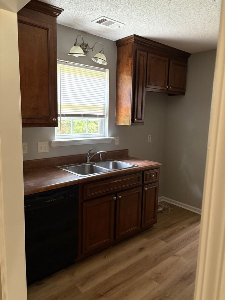 1404 Georgia Ave Se - Photo 4 of 18